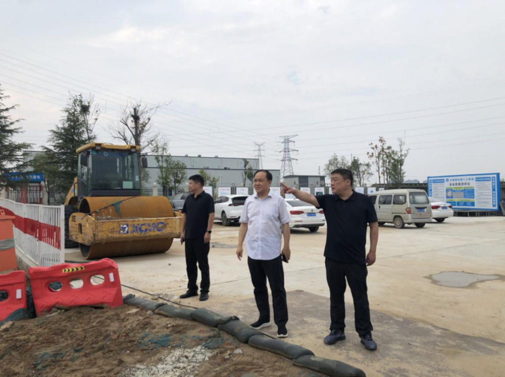鄭州市建設投資集團有限公司黨委委員、副總經(jīng)理張巖到侯寨新鎮區安置區調研項目建設工作